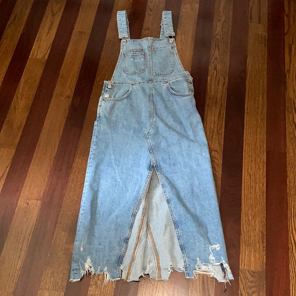 Super cute Zara denim dress.